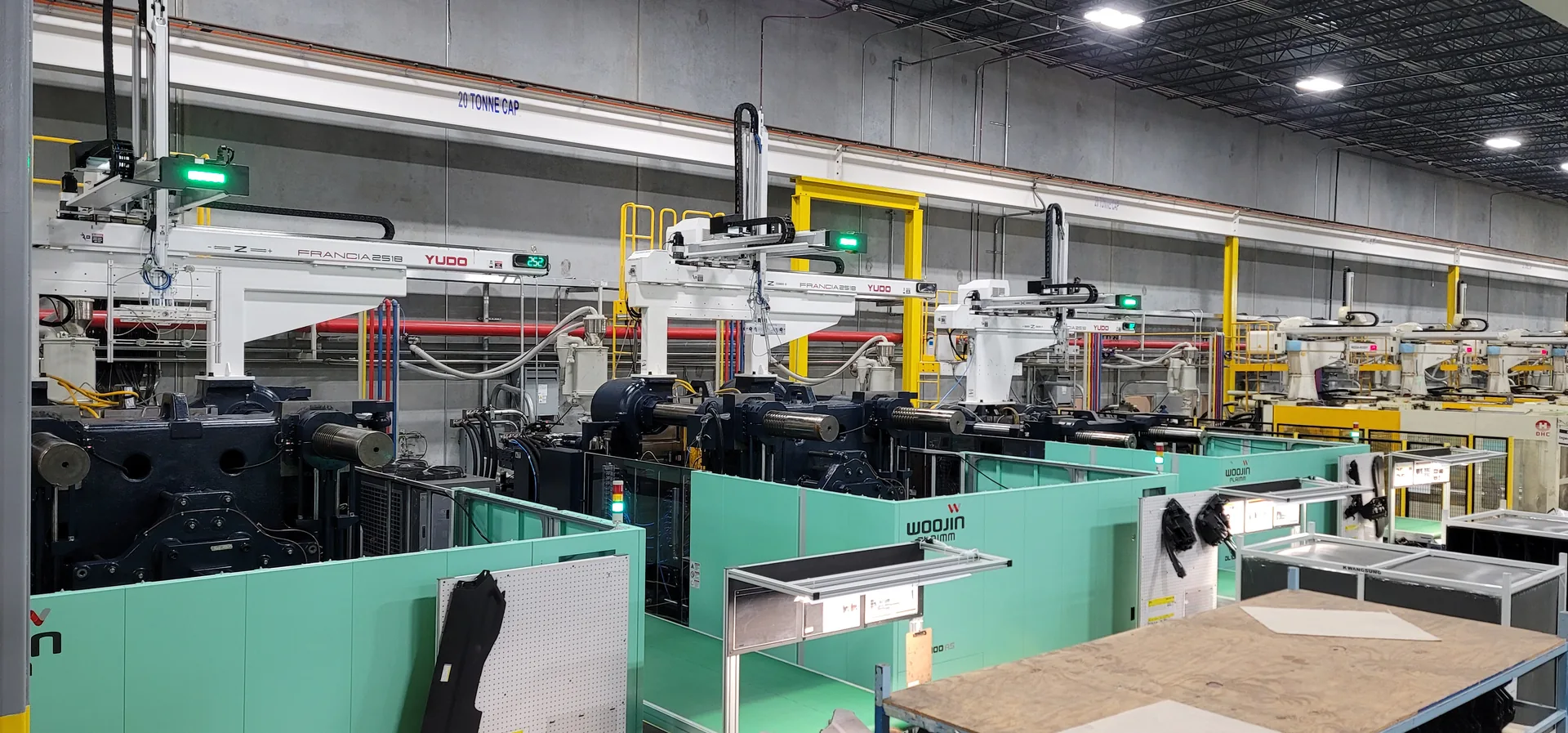 High-tonnage injection molding line